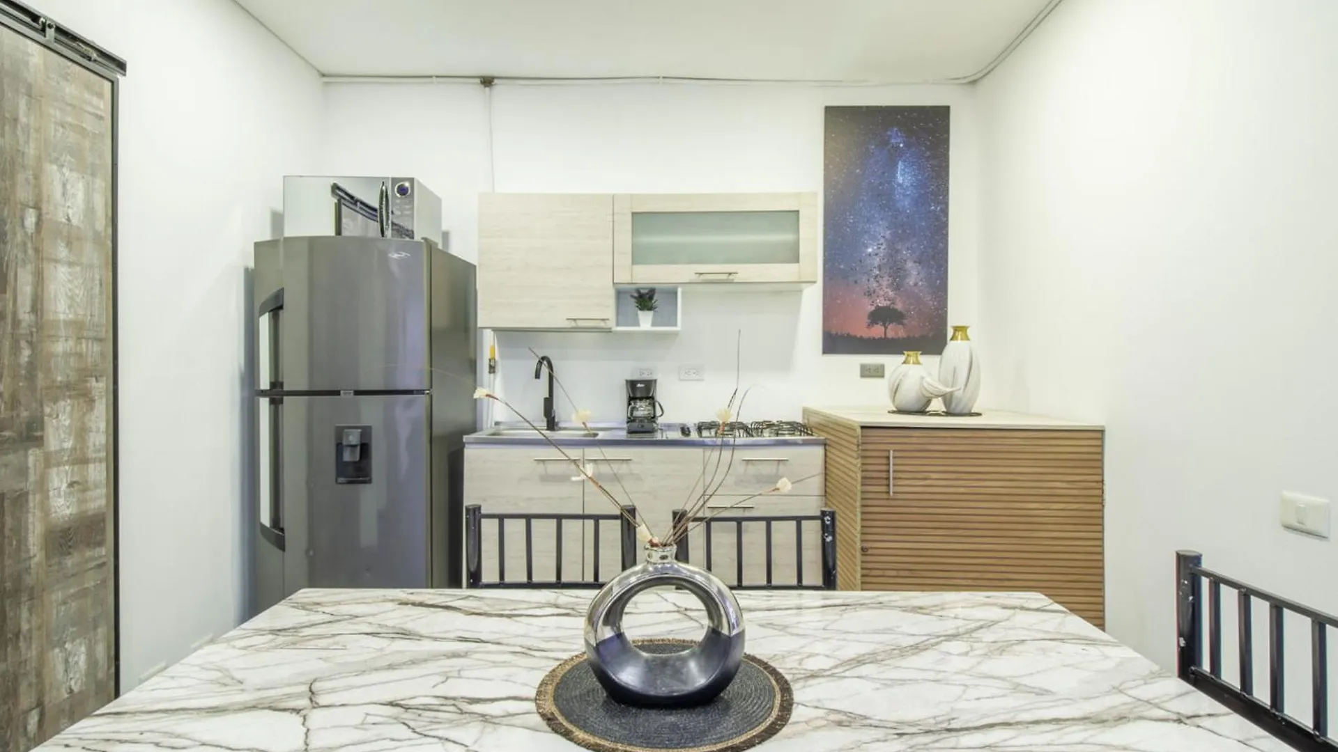 6 Bedroom And Jacuzzi 1 Block From Lleras P6 메딜린 0*,  콜롬비아