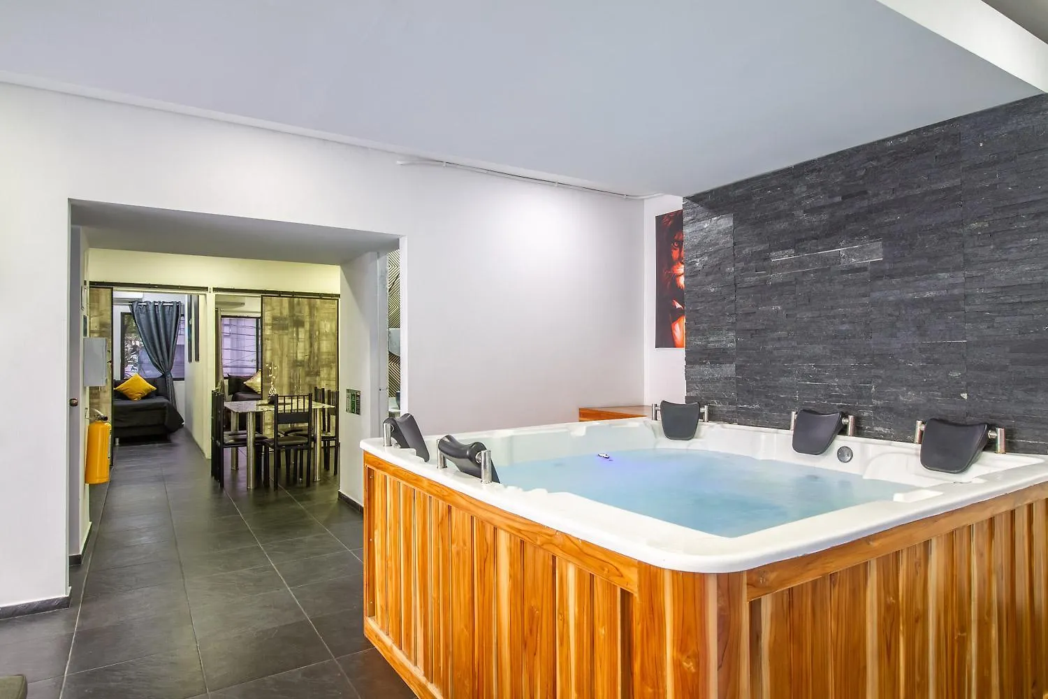 6 Bedroom And Jacuzzi 1 Block From Lleras P6 메딜린 0*,