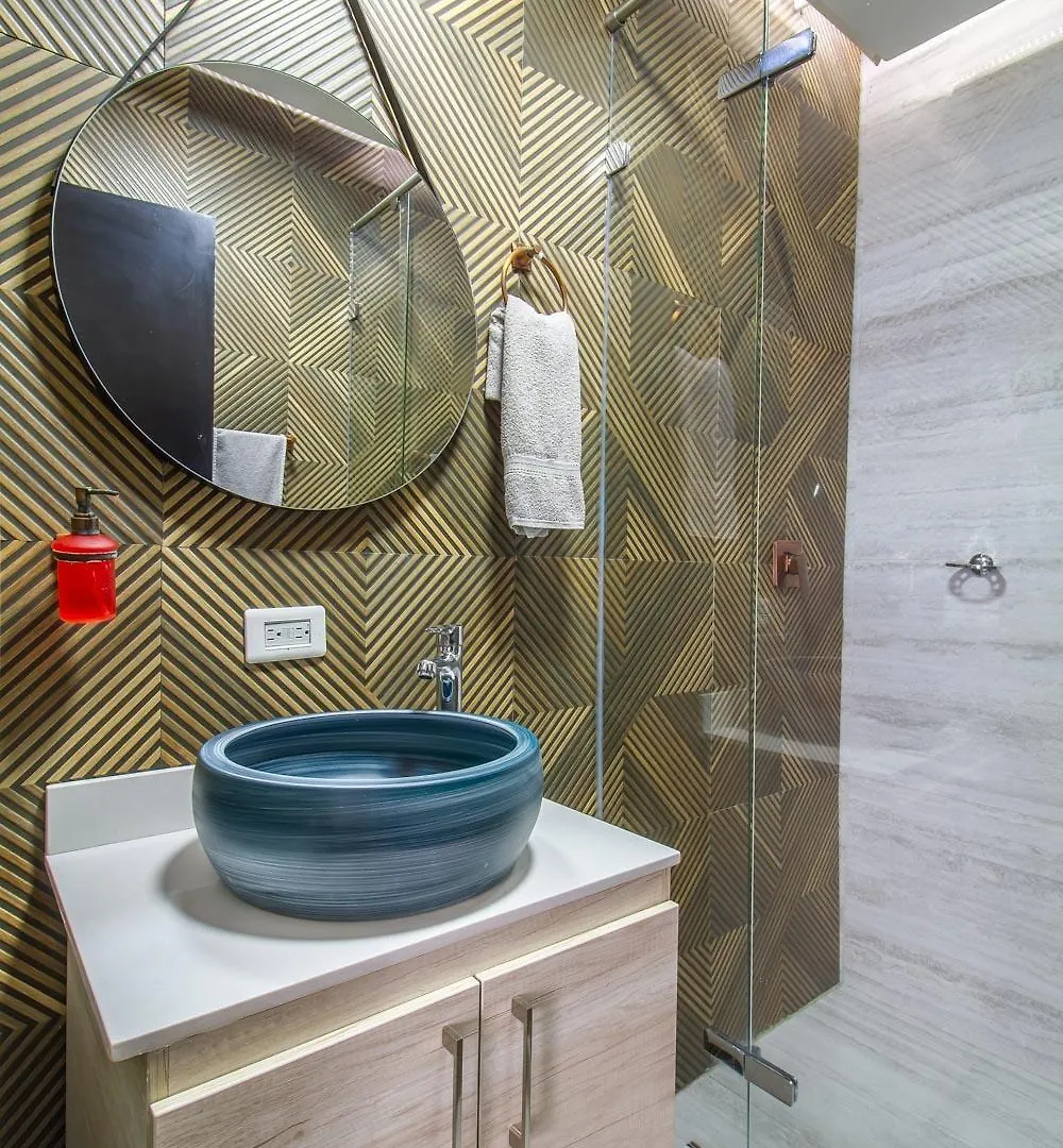6 Bedroom And Jacuzzi 1 Block From Lleras P6 메딜린