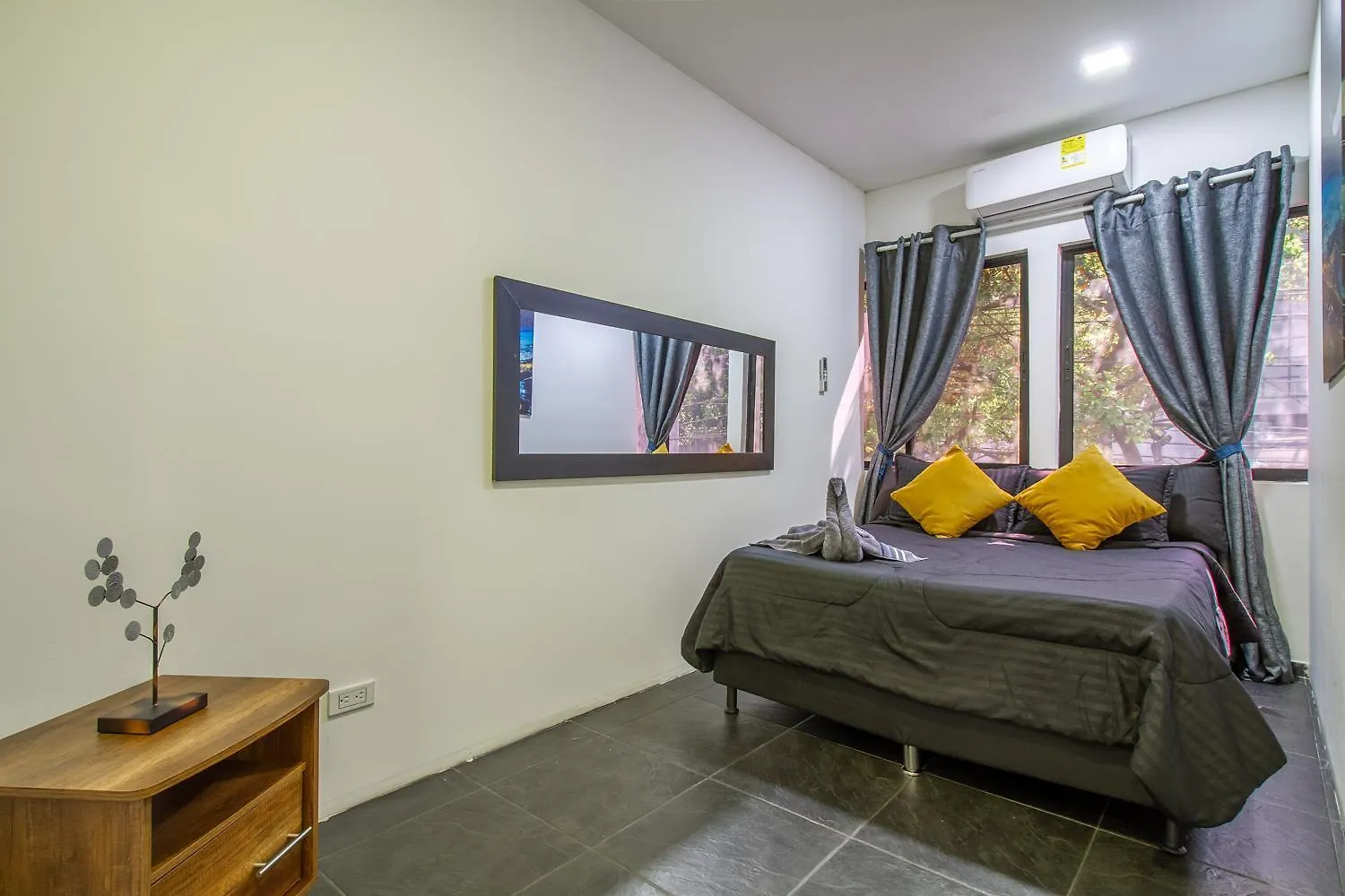 6 Bedroom And Jacuzzi 1 Block From Lleras P6 메딜린 아파트