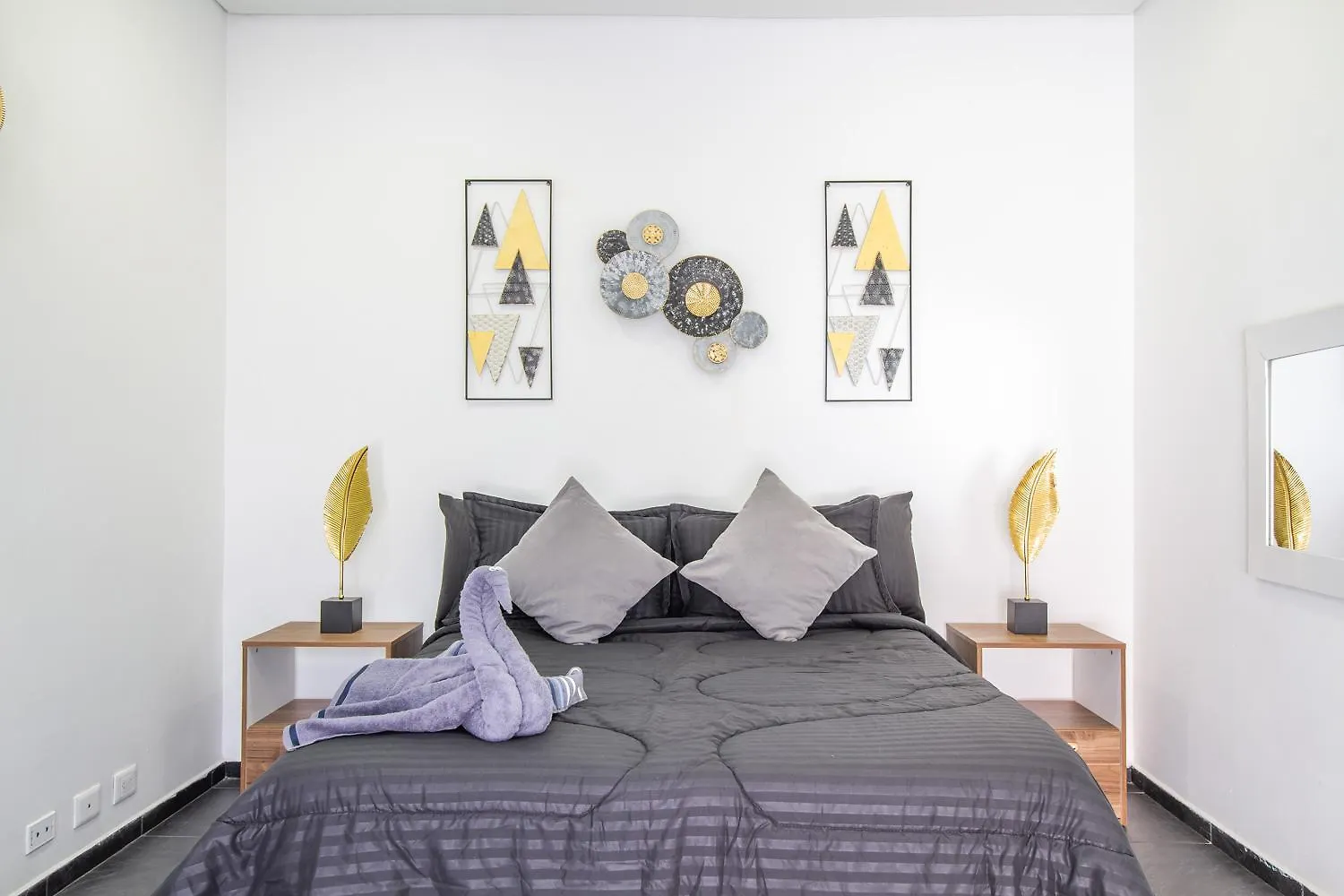 6 Bedroom And Jacuzzi 1 Block From Lleras P6 메딜린 0*,  콜롬비아