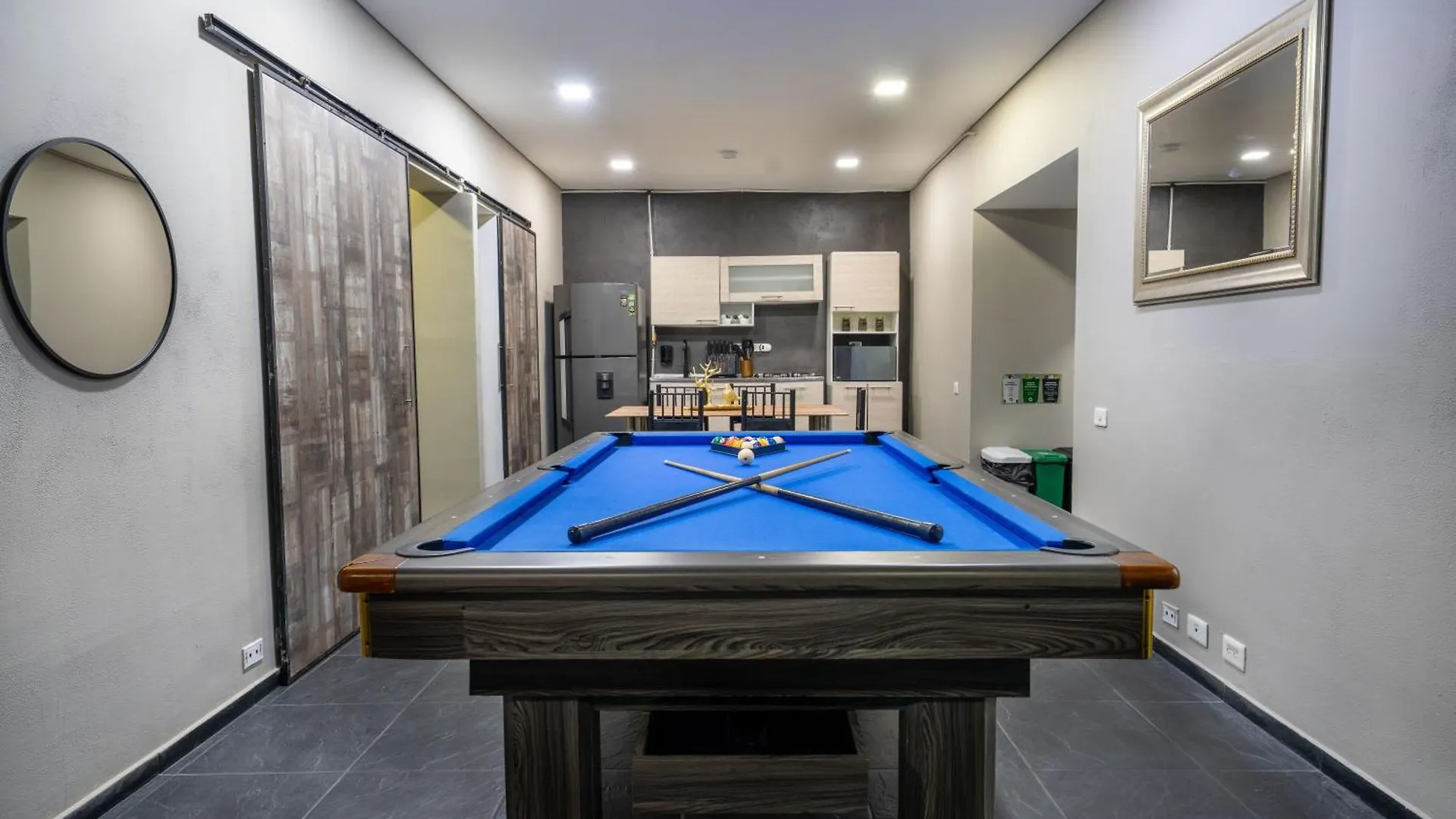 6 Bedroom And Jacuzzi 1 Block From Lleras P6 메딜린 콜롬비아