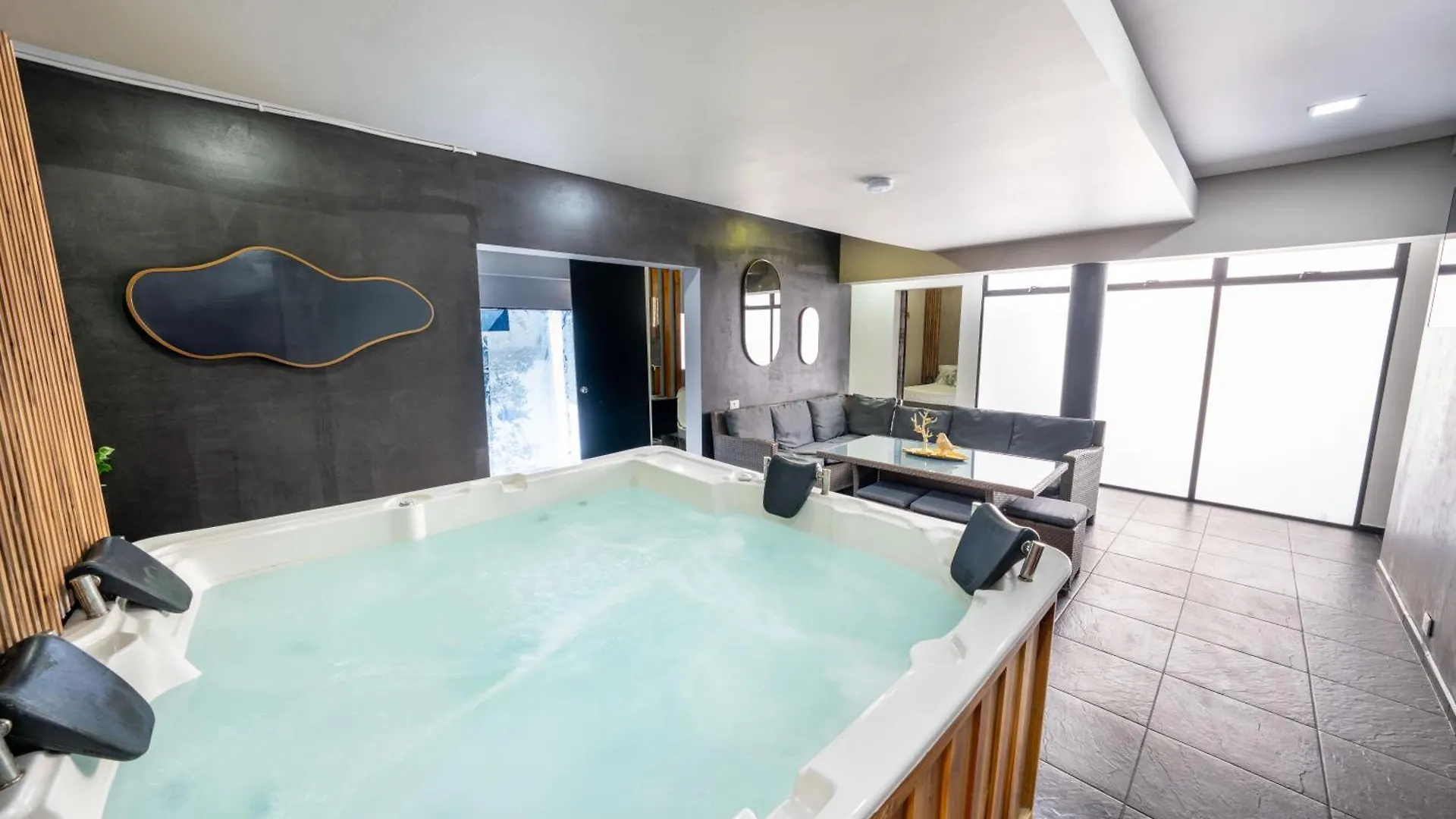 6 Bedroom And Jacuzzi 1 Block From Lleras P6 메딜린 0*,  콜롬비아