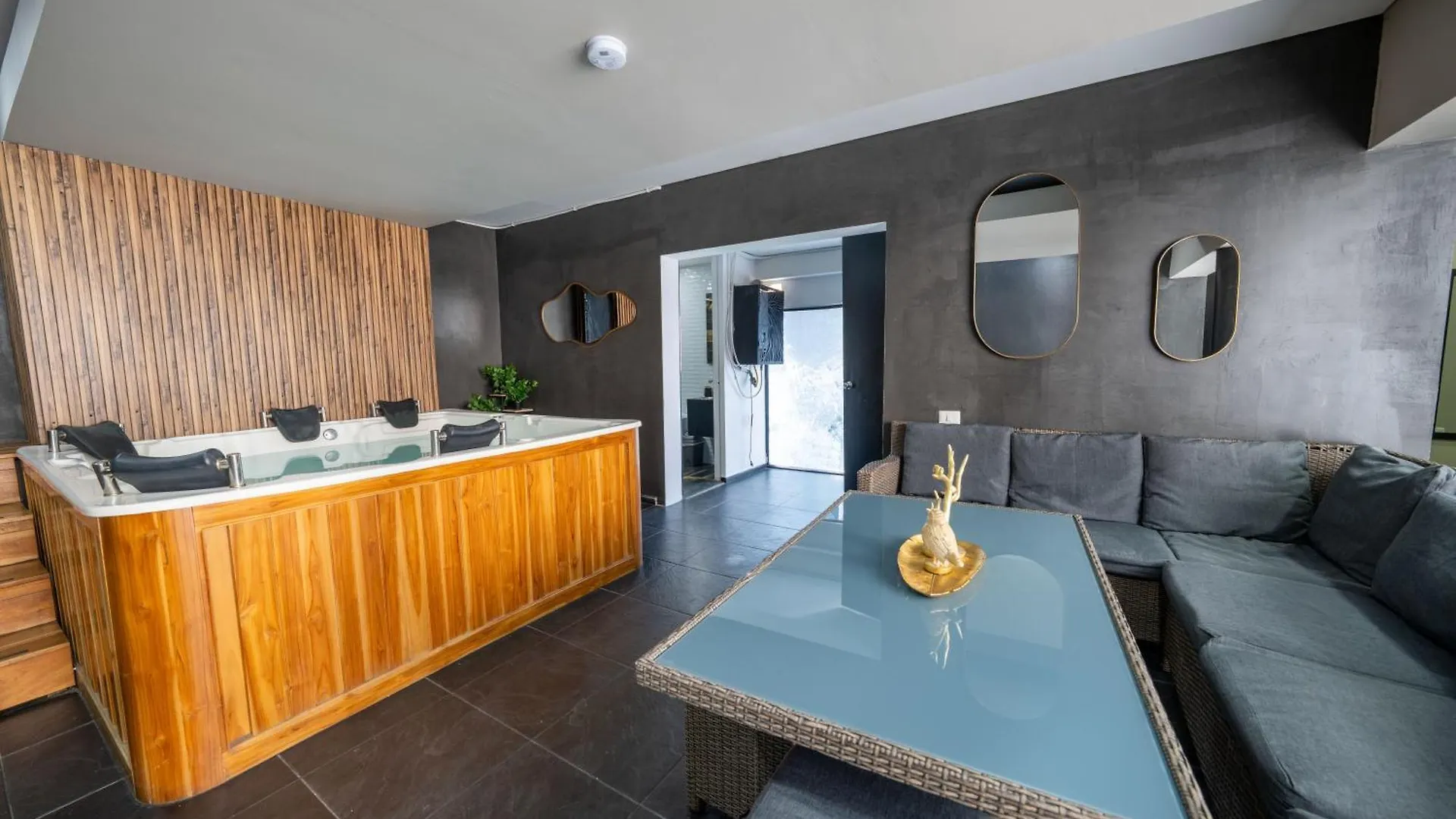 6 Bedroom And Jacuzzi 1 Block From Lleras P6 메딜린 아파트