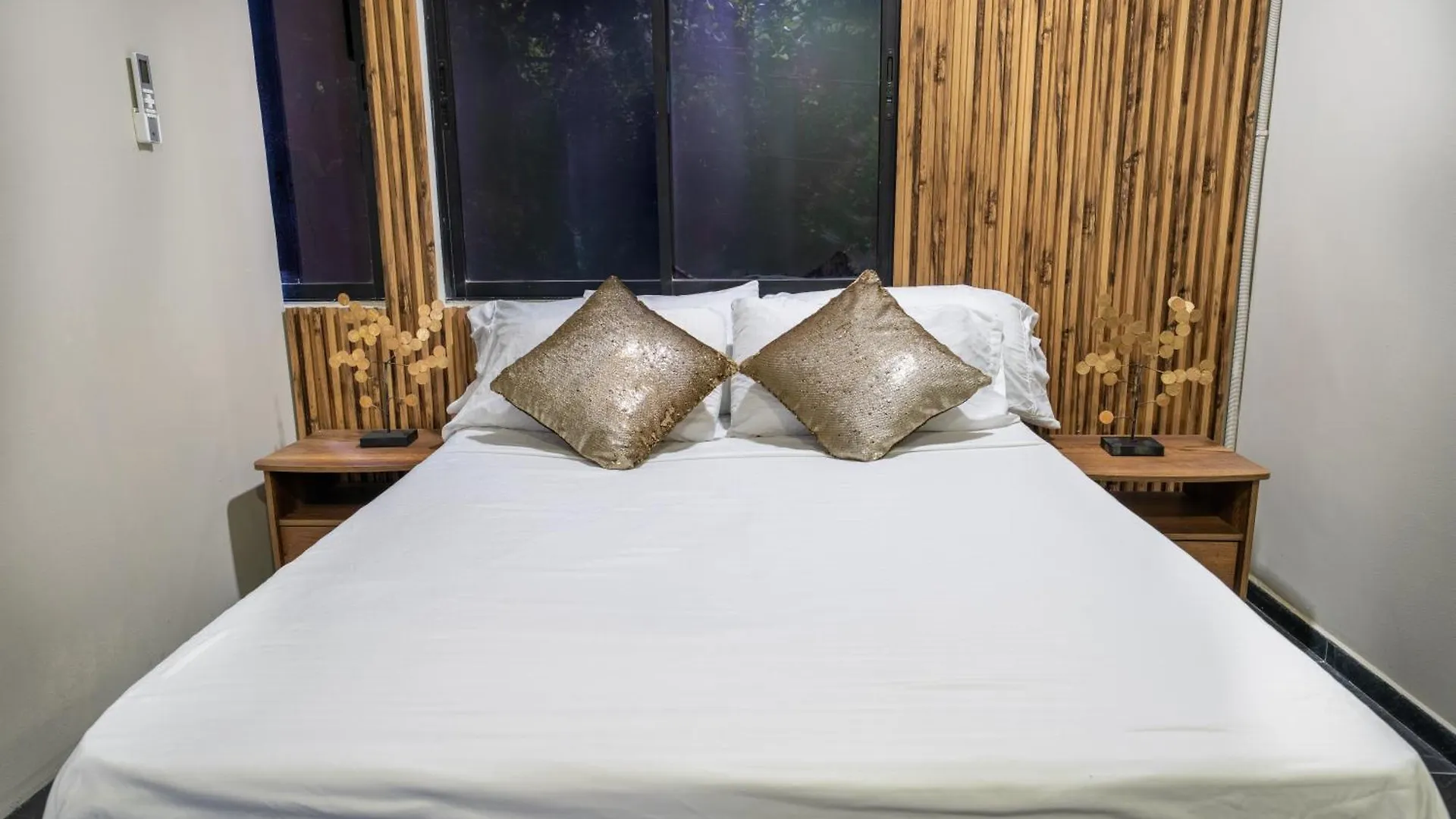 6 Bedroom And Jacuzzi 1 Block From Lleras P6 메딜린