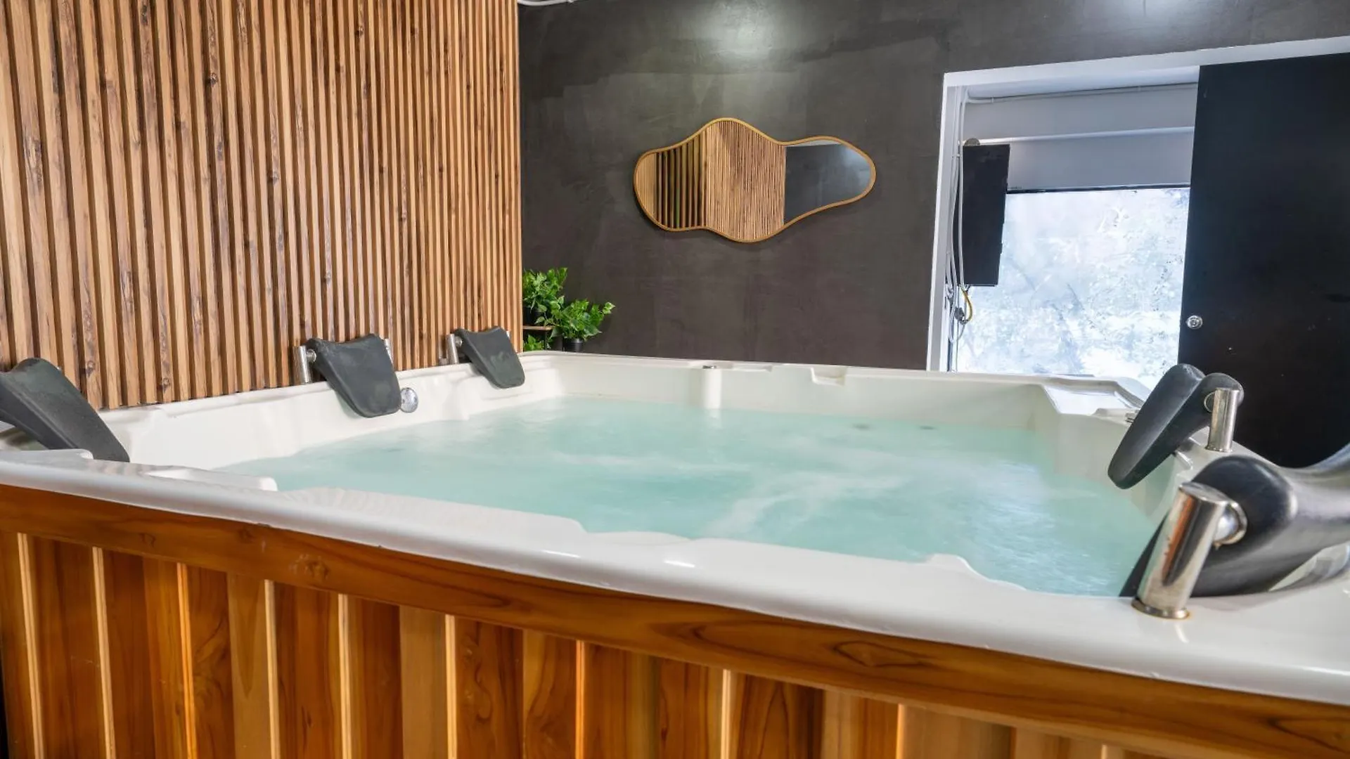 6 Bedroom And Jacuzzi 1 Block From Lleras P6 location