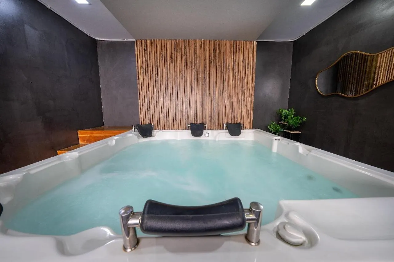 6 Bedroom And Jacuzzi 1 Block From Lleras P6 메딜린 0*,