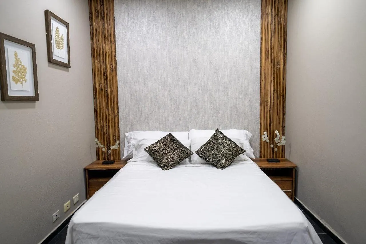 아파트 6 Bedroom And Jacuzzi 1 Block From Lleras P6 메딜린 콜롬비아
