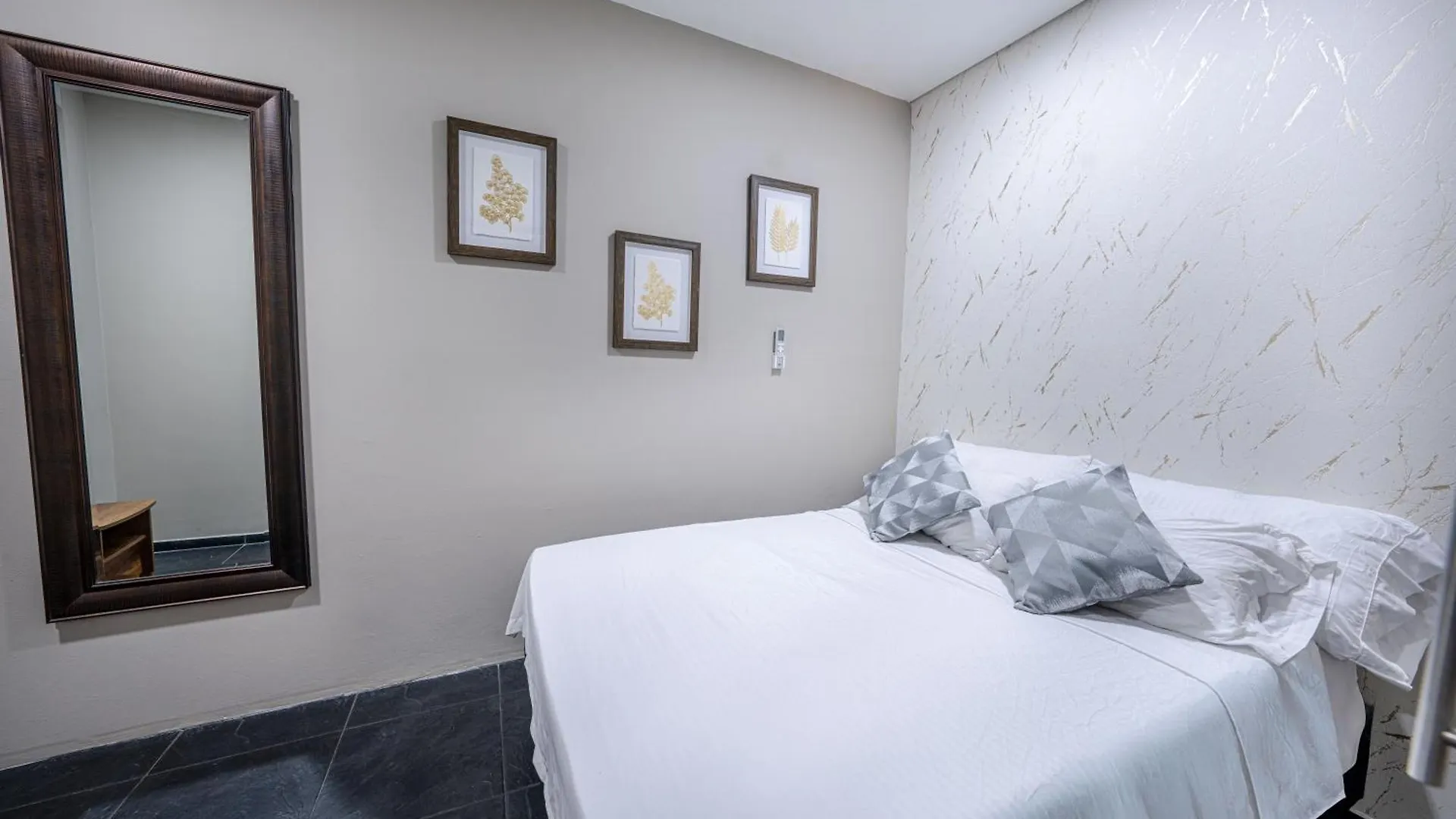 아파트 6 Bedroom And Jacuzzi 1 Block From Lleras P6 메딜린