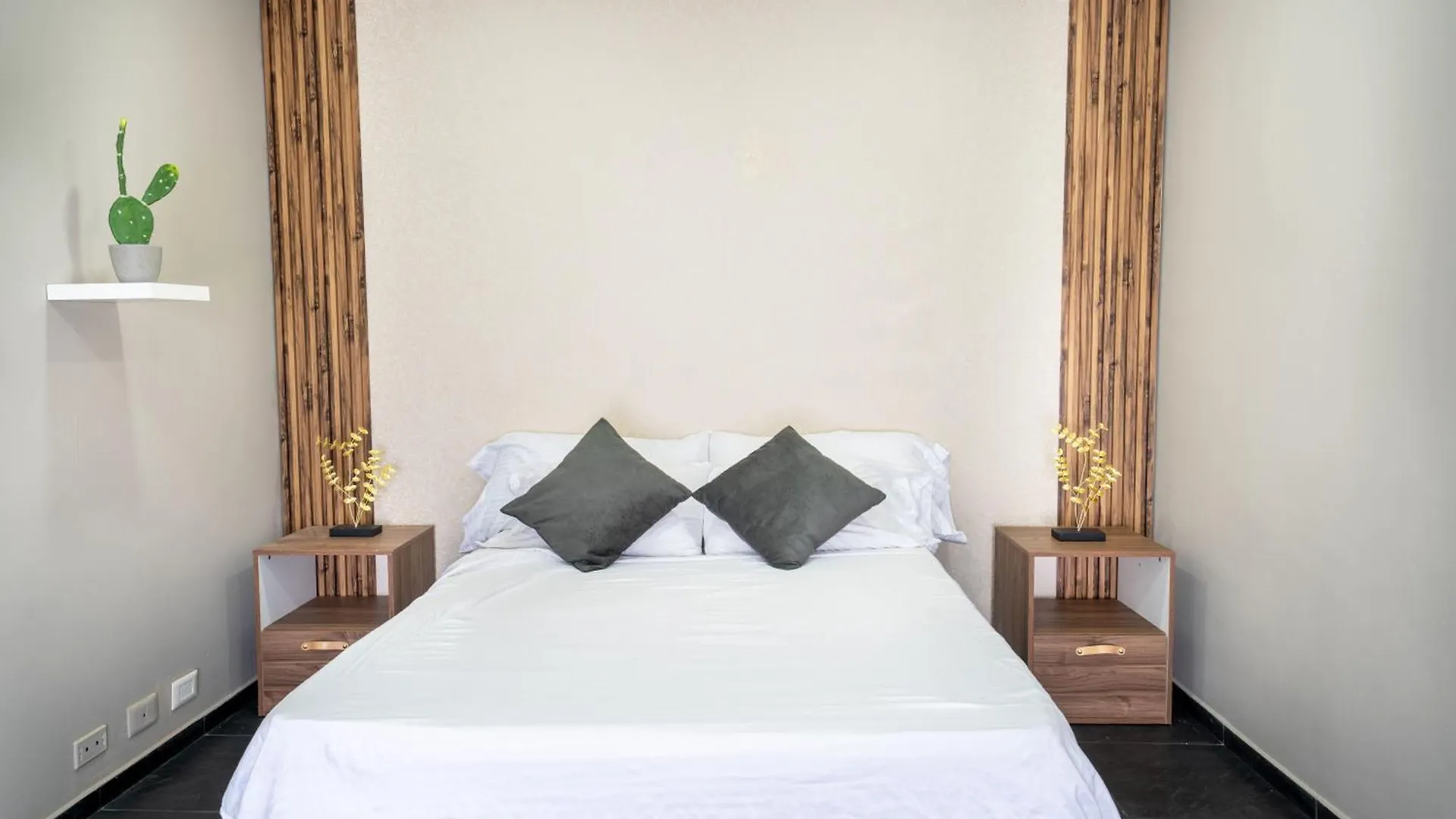 6 Bedroom And Jacuzzi 1 Block From Lleras P6 메딜린