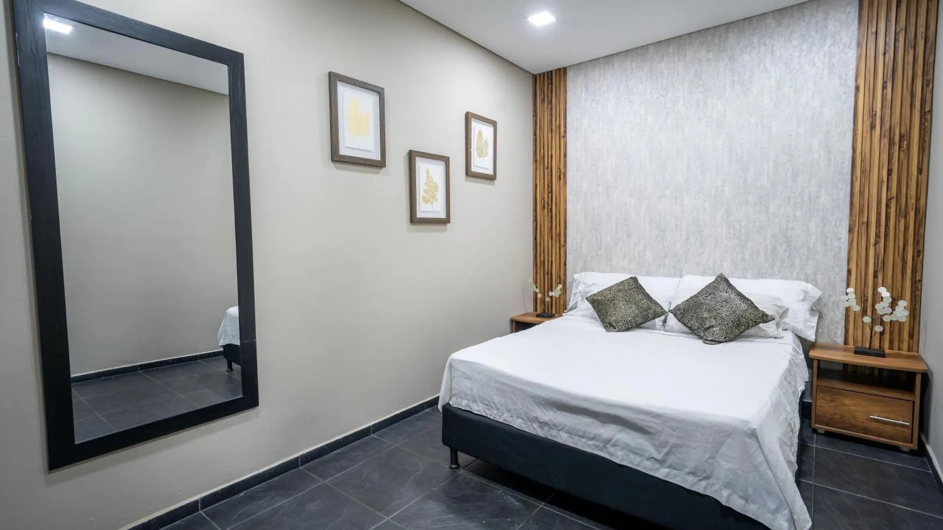 아파트 6 Bedroom And Jacuzzi 1 Block From Lleras P6 메딜린 콜롬비아