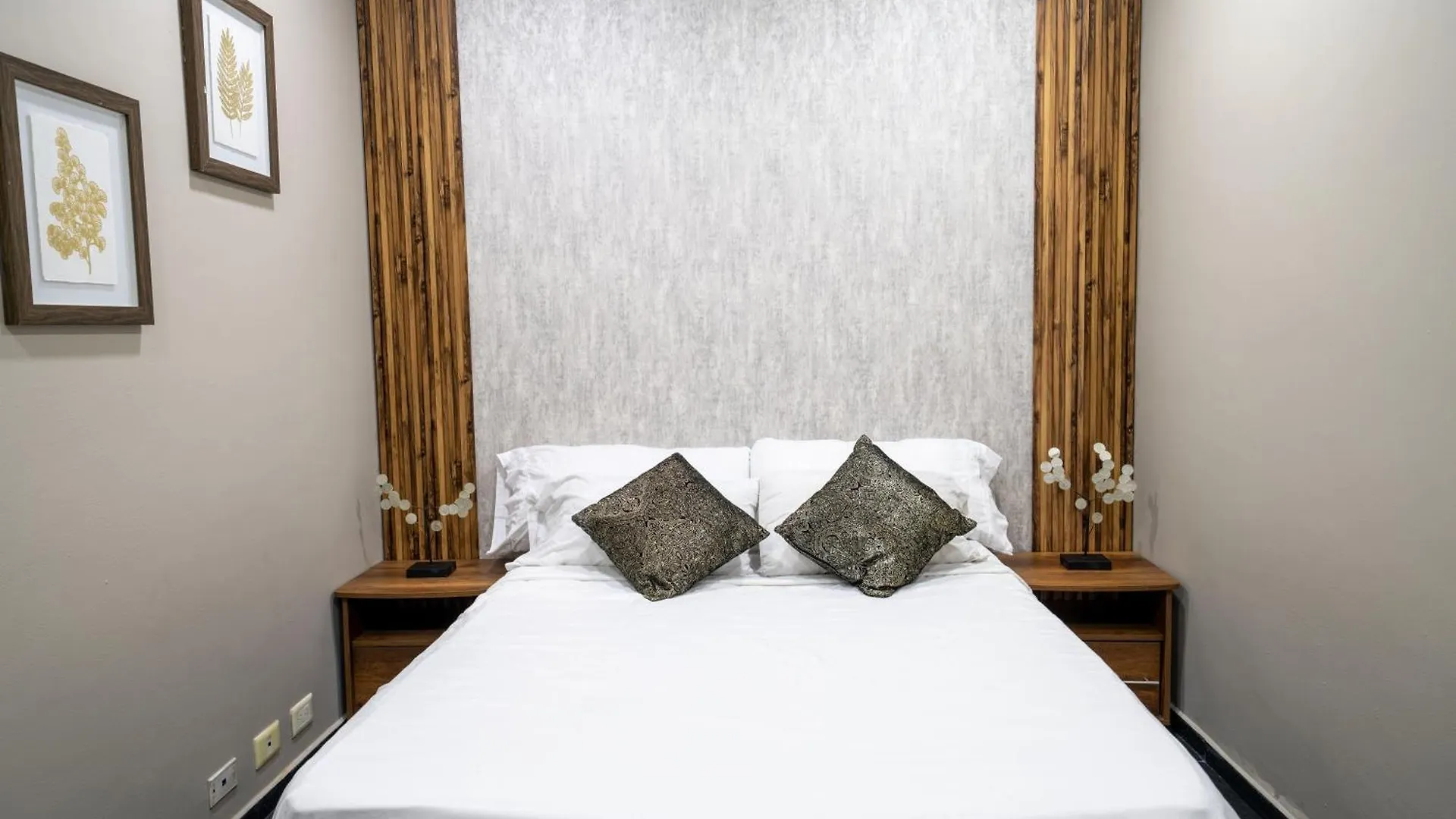 6 Bedroom And Jacuzzi 1 Block From Lleras P6 메딜린 아파트