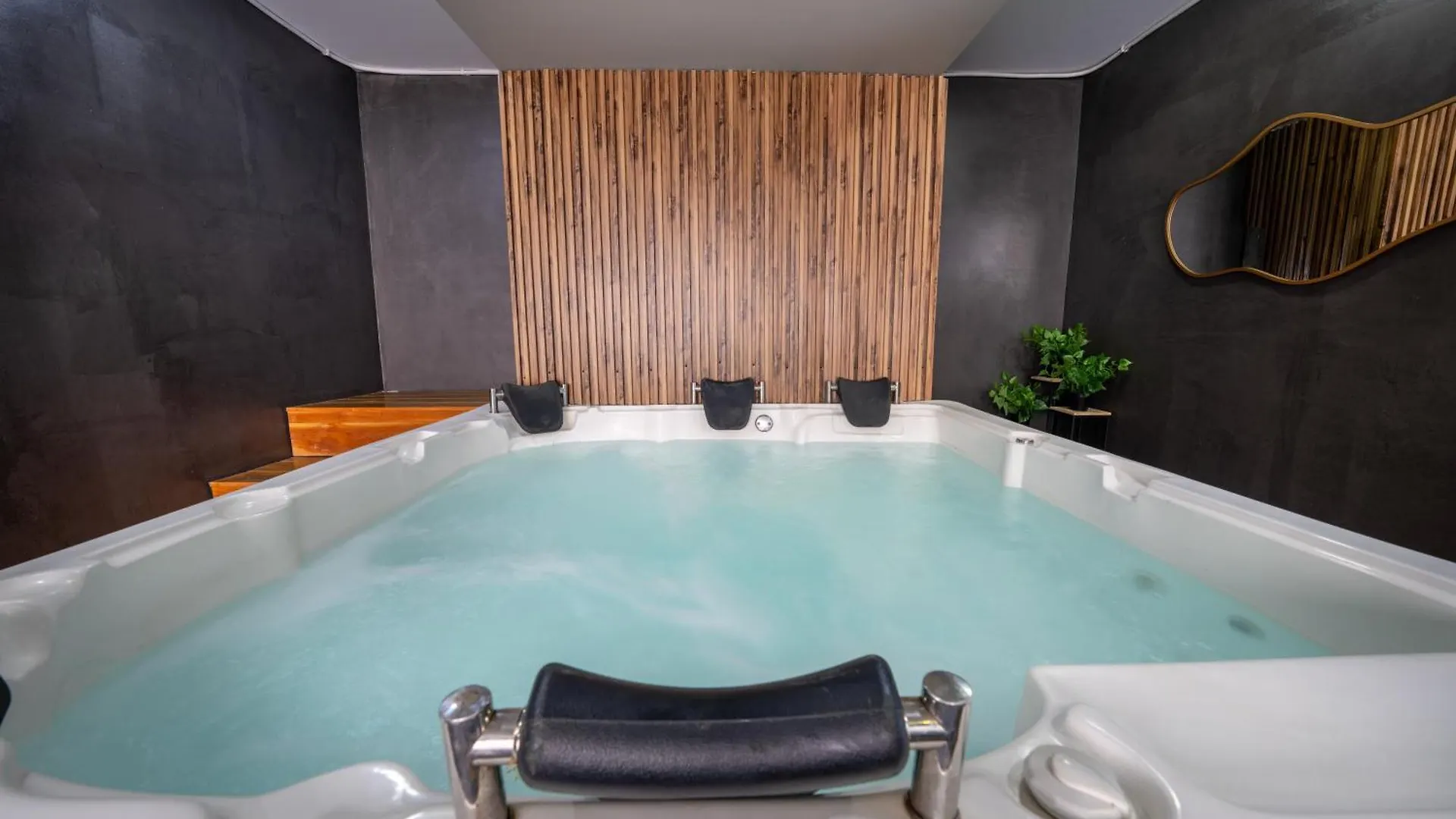 6 Bedroom And Jacuzzi 1 Block From Lleras P6 메딜린 0*,  콜롬비아