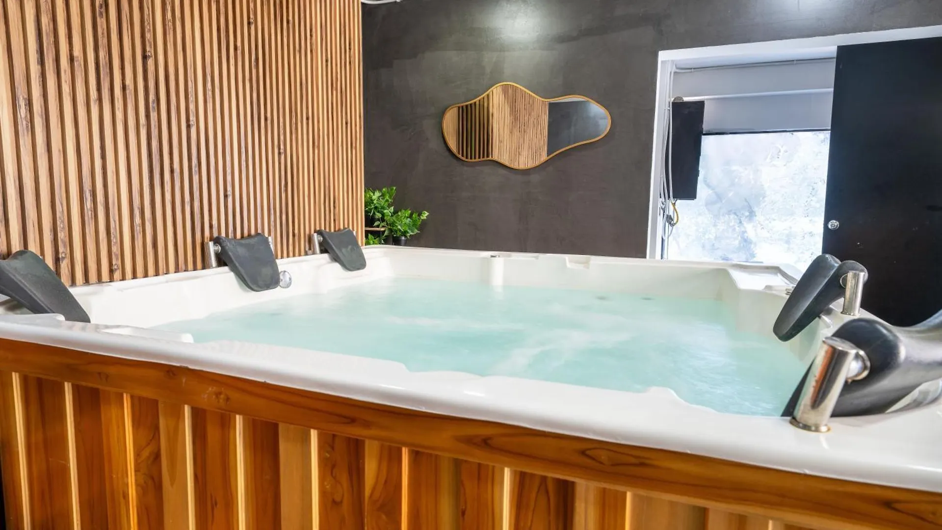 6 Bedroom And Jacuzzi 1 Block From Lleras P6 메딜린 콜롬비아