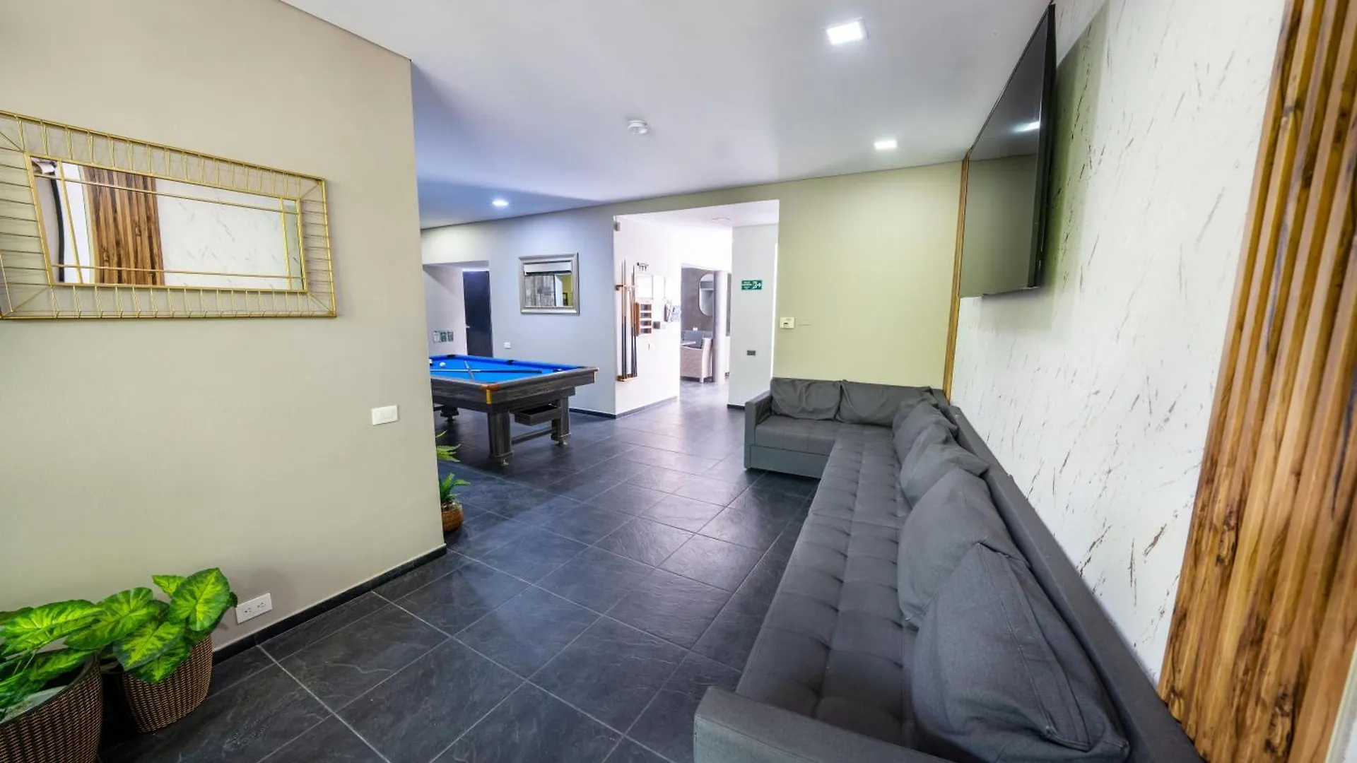6 Bedroom And Jacuzzi 1 Block From Lleras P6 메딜린