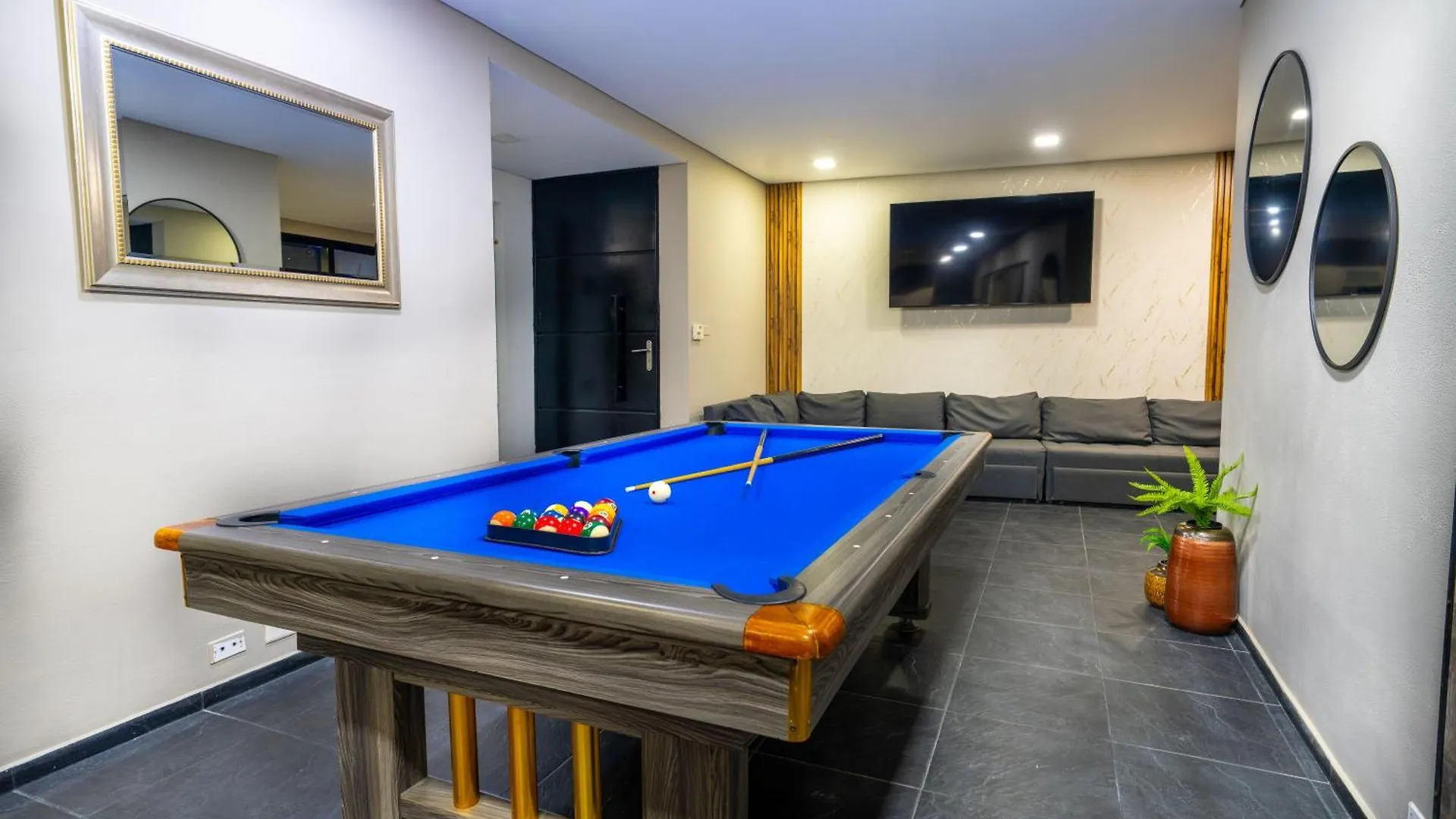 6 Bedroom And Jacuzzi 1 Block From Lleras P6 메딜린 아파트