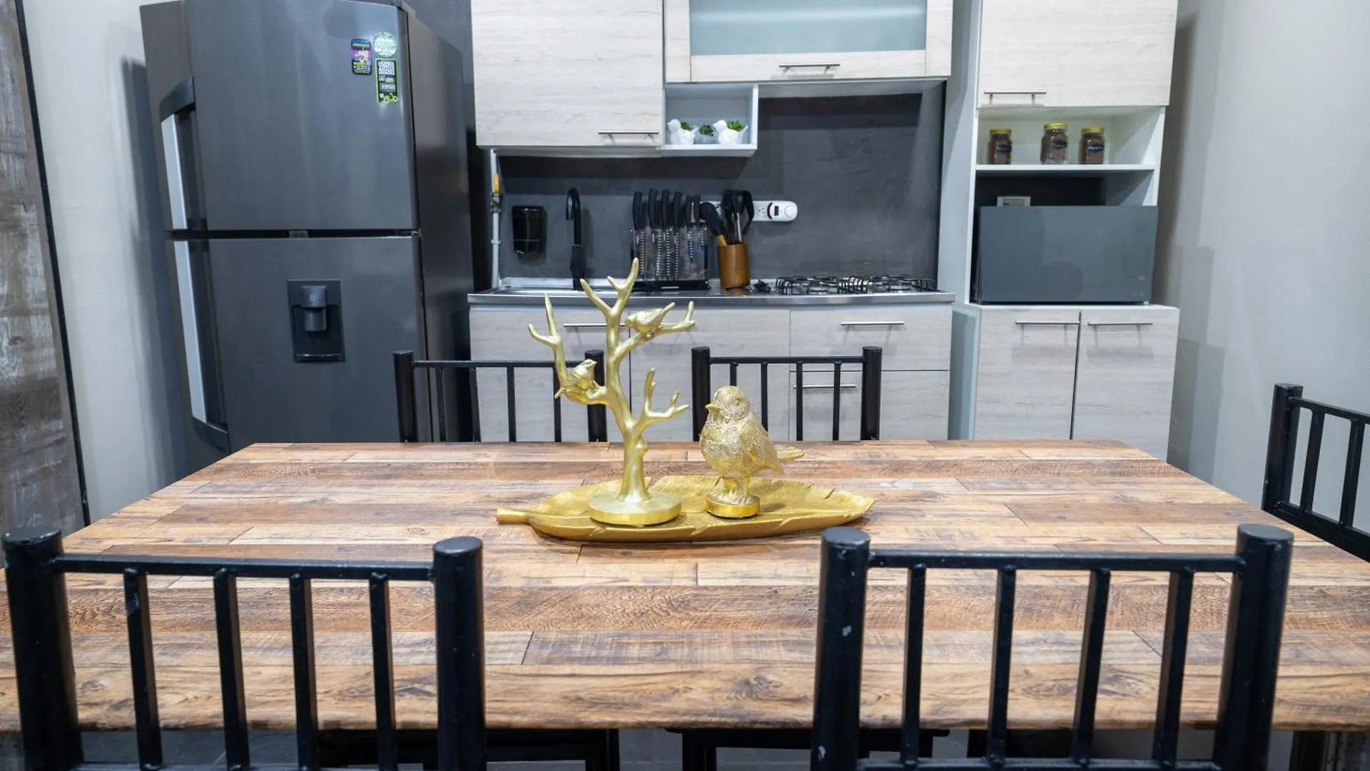 6 Bedroom And Jacuzzi 1 Block From Lleras P6 메딜린 0*,
