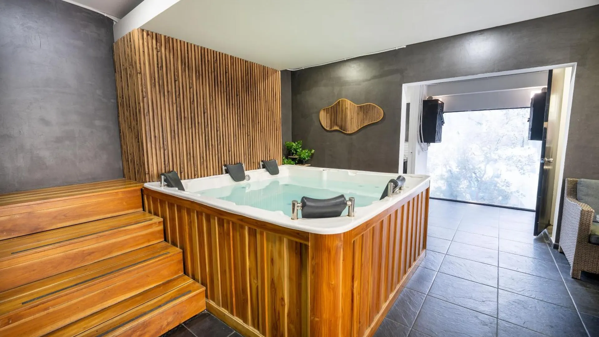 6 Bedroom And Jacuzzi 1 Block From Lleras P6 메딜린