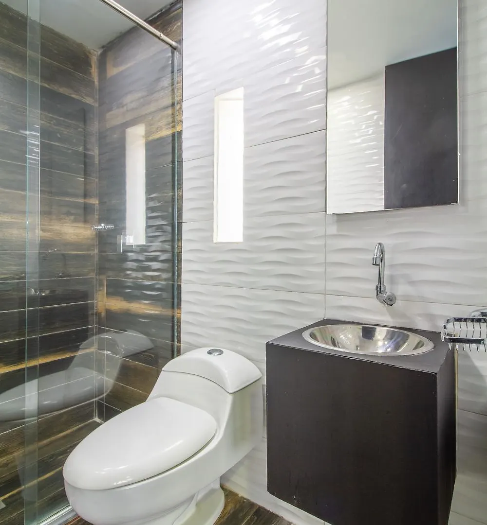 6 Bedroom And Jacuzzi 1 Block From Lleras P6 메딜린 콜롬비아